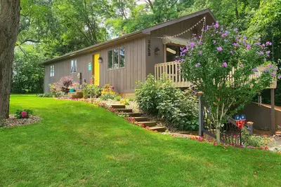 Image de beautiful cottage by the lake. Relax and enjoy your stay.