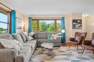 Image de Mid-Century Home - Huge Space