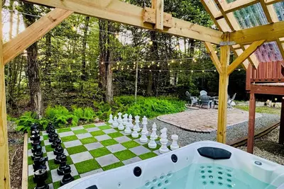 Image de Pool/Lake ~ Poconos ~ Spacious 5br 3Bath House ~ Fire Pit ~ Hot Tub ~ Game room