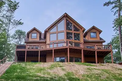 Image de Eagles Bluff 6 Br Lakefront Cabin on 20 acres