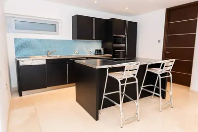 Image de Luxurious Spacious Contemporary two bedroom unit