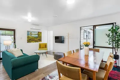 Image de Fusion Modern Escape with Parking and Patio