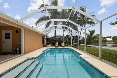Image de 5 bedroom house, includes 2 master bedrooms, close to the beach and downtown!