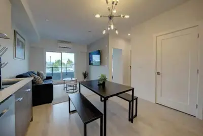 Image de Central Condo with Ac and Private Balcony