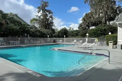 Image de Beautiful lake view of entire condominium