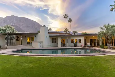 Image de Mountain-view home with private pool/hot tub, charming interior & roll-in shower
