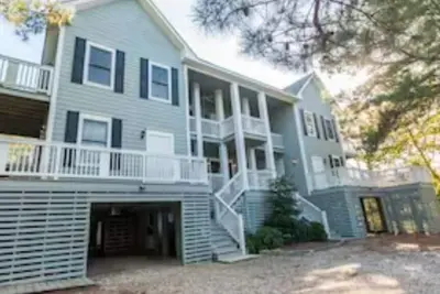 Image de 11 Bedroom home in Bethany! One-minute walk to private beach and community pool!