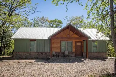 Image de Beautiful Cabin with View of Private Lake, Hot Tub & Outdoor Swings!