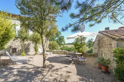 Image de Gîte en pierres blanches au milieu des vignes et des bastides médiévales du Tarn