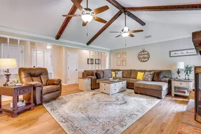 Image de Decatur Vacation Rental w/ Patio!