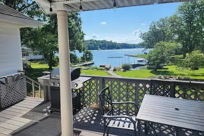 Image de Lake Front home Sleeps 10 Overlooking deck for perfect lake views & a coffee bar