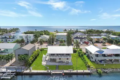 Image de paradise with or without a Boat clean waterfront Beach Home