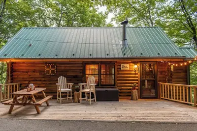 Image de Log Cabin - mtn. view, 3 decks, fire pit, bunk room, pool and pet friendly