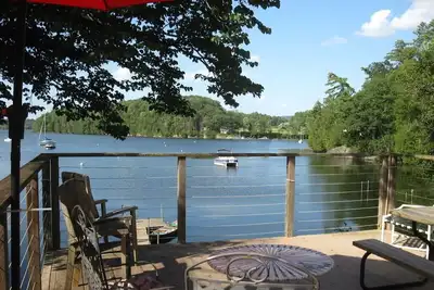 Image de Cozy lakefront 2  1\/2  bedroom home on Lake Champlain, with dock and deck.