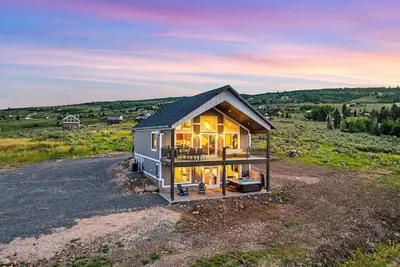 Image de Hot Tub! Arcade Games! Views! Ideal Beach! Hillside Retreat!