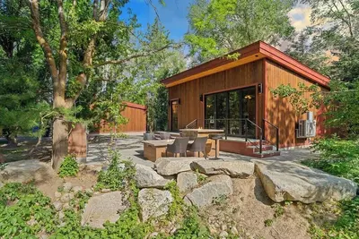 Image de Encore Cottonwoods Ski Cabin.