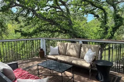 Image de Horse Ranch Meets Tree House By Downtown