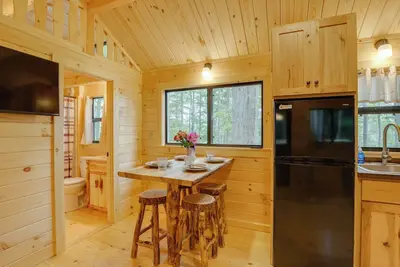 Image de Mtn-View Middlebury Center Cabin: Deck & Grill!