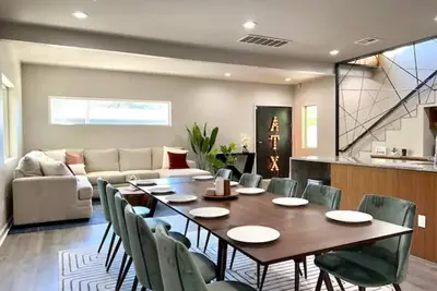 Image de Modern Dt Retreat w/ Hot Tub King Bed Fast Wi-Fi\n