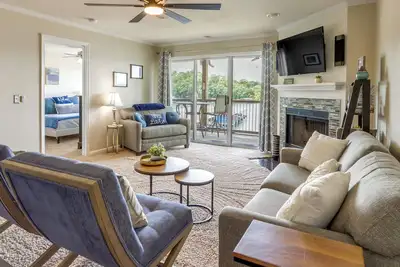 Image de Lake Views + Pool Access: Condo in Osage Beach!
