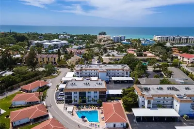 Image de Updated, 10min. walk to Beach, Pool View