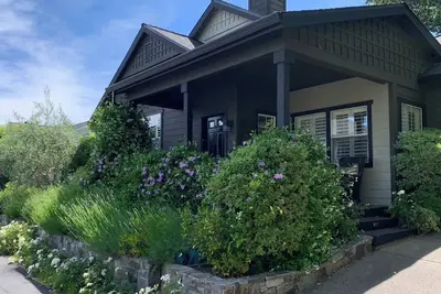 Image de Casa Barbera in North Yountville. Newly remodeled kitchen, pool, jacuzzi, steam