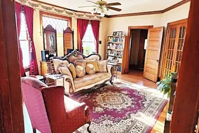 Image de Gorgeous Historic Victorian Home!