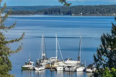 Image de Pet\/Family Friendly Getaway w\/ Rainier and Marina Views Spacious Outdoor Space