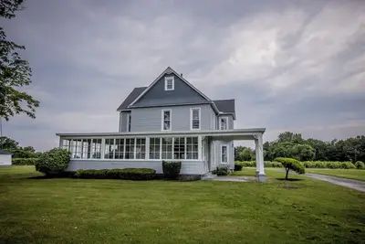 Image de Large Lakeside Farmhouse Vineyard Escape in the heart of wine country!