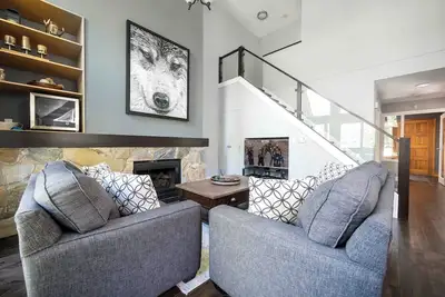 Image de Steps to Golf, Walk to Lake, Luxury Modern Townhome Sleeps 7, 1600 sqft