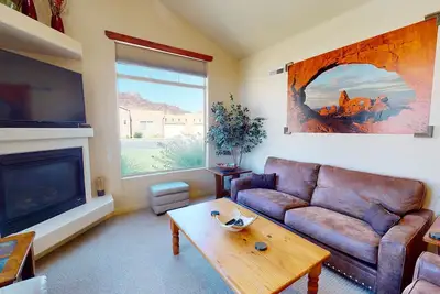 Image de Watch the sun set over the famous Moab Rim from your patio