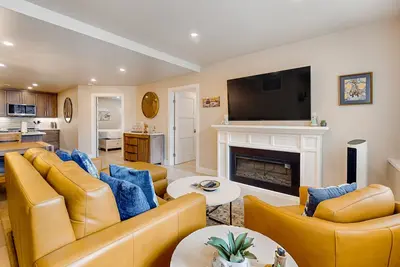 Image de Walk-to-lifts condo with heated pool, hot tub, fireplace, gym, & W/D