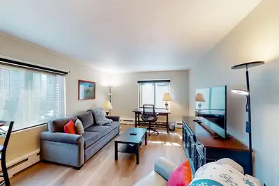 Image de Emerald Skyline | Renovated condo in Seattle with city views & great kitchen