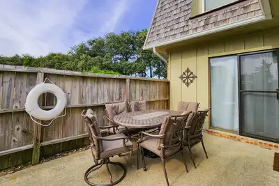 Image de Charming 2 Br Condo - Convenient location - Close to beach - Community pool - Wd