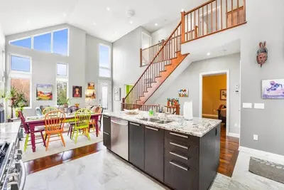 Image de Beautiful 3br Old Town Home | Steps to Queen St!