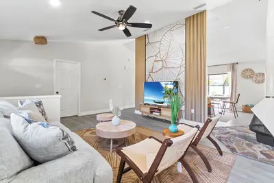 Image de Bohemian Tropical Paradise Palm Harbor. Pool Home. 10mins to Honeymoon Island.