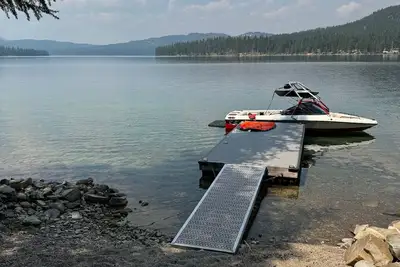Image de Small waterfront cabin with private dock on beautiful McGregor Lake