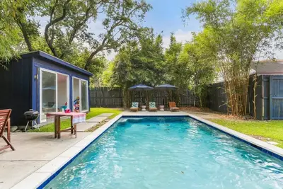 Image de Pool! 2bd shotgun w/ incredible outdoor space!