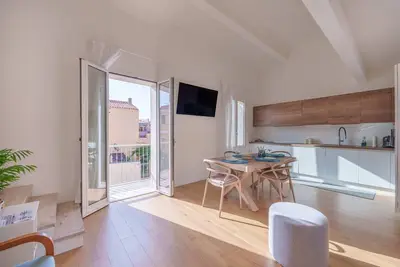Image de Appartement 'Maison élégante au centre' avec balcon, Wi-Fi et climatisation