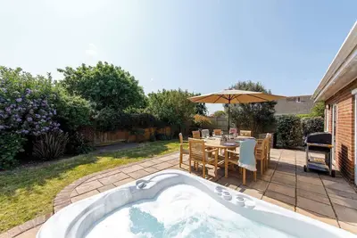 Image de Beach house for 10 with hot tub & garden