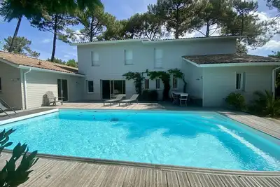 Image de Villa contemporaine avec piscine - plage à pied