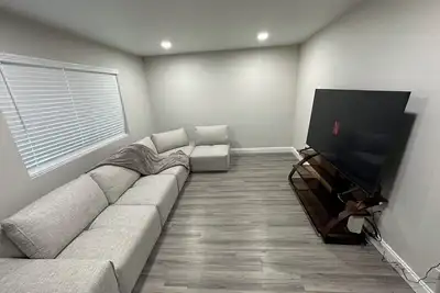 Image de Family friendly. cozy 2 bedroom apt budget friendly! also 20 min from downtown!