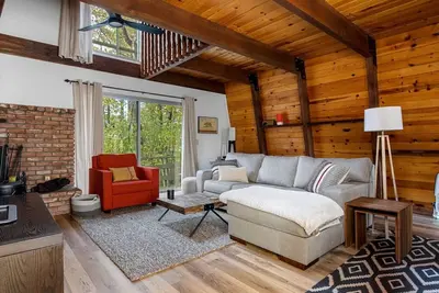 Image de Gambrel-style home located in the highly sought-after Lower Moonridge