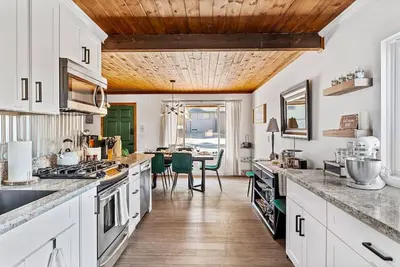 Image de Honeybee By The Lake + Stocked Kitchen + A/C + Spa