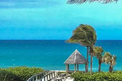 Image de Oceanfront Condo 2Bed2Ba Heated Pool & Hot Tub Walk out to sand, sea, sunshine.