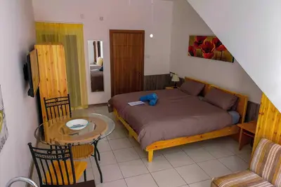 Image de Cozy Studio apt: King bed, kitchen, WiFi, ensuite shower. Ideal holiday getaway!