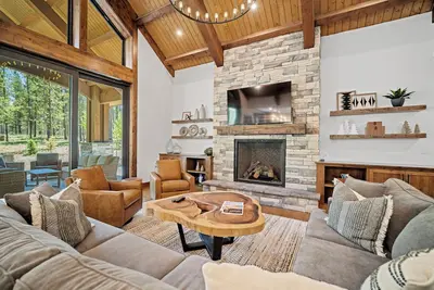 Modern Lodge Escape with Hot Tub, Firepit & Foosball