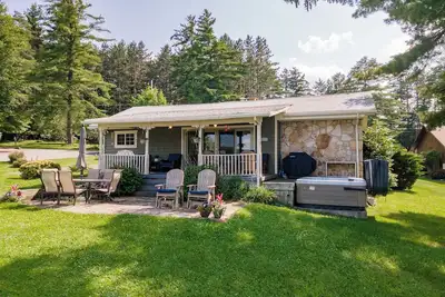 Image de New! Firefly Cottage: Dogs Ok, Lakefront, Dock Slip, Hot Tub!