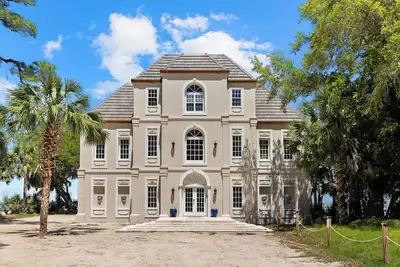 Image de Maison Rose: Large 5br Estate on the Bay- Sleeps 16, Hot Tub, Pet Friendly!