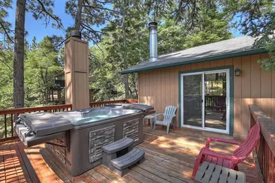 Image de Rustic mountain retreat with private hot tub, game room, in a great location!